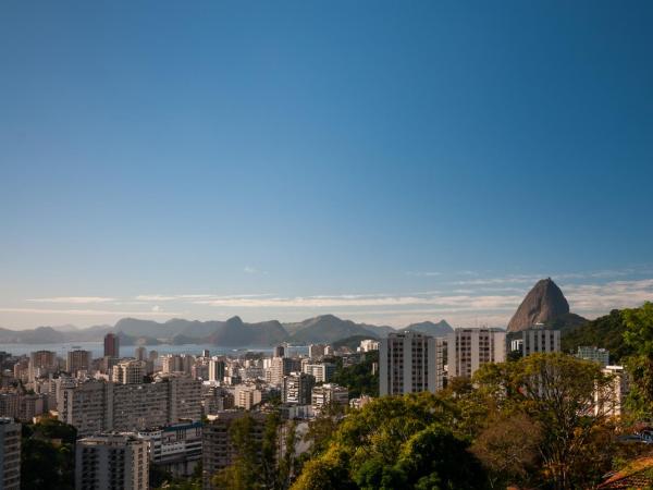 Prestige Property - Da Costa : photo 1 de la chambre chambre lit king-size avec balcon