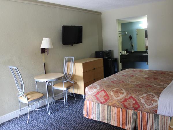 Tampa Inn Near Busch Gardens : photo 4 de la chambre chambre lit king-size - non-fumeurs