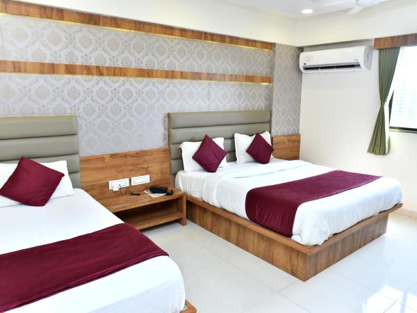 Hotel Royal King by Sky Stays : photo 2 de la chambre chambre triple classique