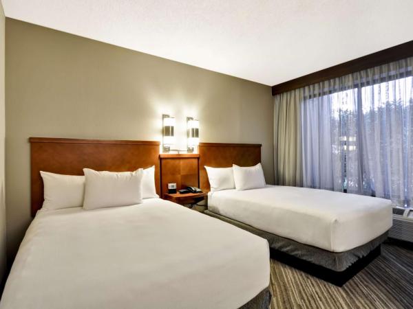 Hyatt Place Tampa Airport/Westshore : photo 2 de la chambre double room with two double beds and accessible tub - hearing access