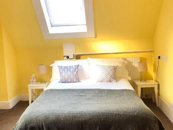 Caspian Hotel : photo 1 de la chambre chambre double Économique mansardée avec salle de bains commune