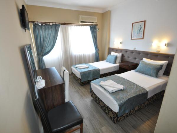 Reis Maris Hotel : photo 4 de la chambre chambre double avec balcon (2 adultes + 1 enfant)