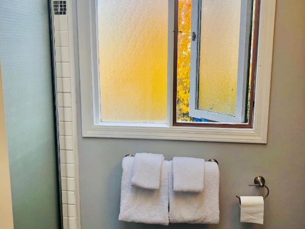 The Sunshine House-Free Parking : photo 9 de la chambre chambre lit queen-size avec lit d’appoint