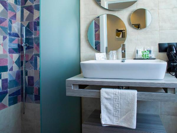 Hostal Sevilla Santa Justa - Adults only : photo 3 de la chambre chambre simple avec salle de bains privative