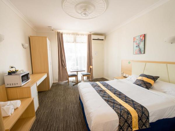 Jacksons Motor Inn : photo 2 de la chambre chambre deluxe lit queen-size et spa