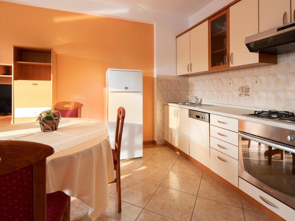 Resort Trcol : photo 3 de la chambre appartement - vue sur piscine 