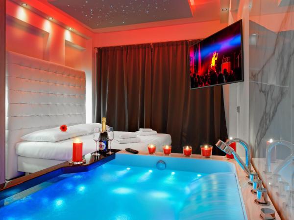 Hotel Aura Design & Garden Pool : photo 3 de la chambre chambre bien-Être avec jacuzzi privé