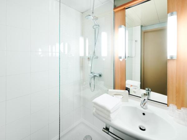 ibis Lyon Gerland Musée des Confluences : photo 8 de la chambre chambre double supérieure avec canapé