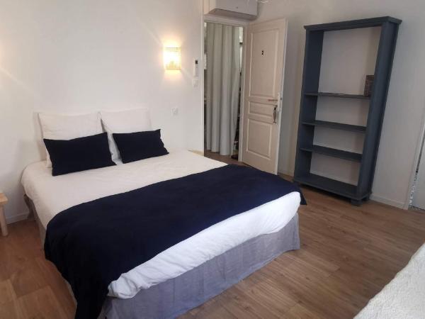 LA CENTENAIRE GRUISSAN - Maison d'Hôte : photo 1 de la chambre chambre triple avec salle de bains privative séparée