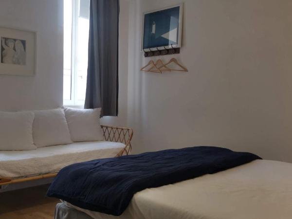 LA CENTENAIRE GRUISSAN - Maison d'Hôte : photo 4 de la chambre chambre triple avec salle de bains privative séparée