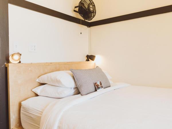 The Society Hotel : photo 5 de la chambre chambre lit queen-size avec salle de bains commune