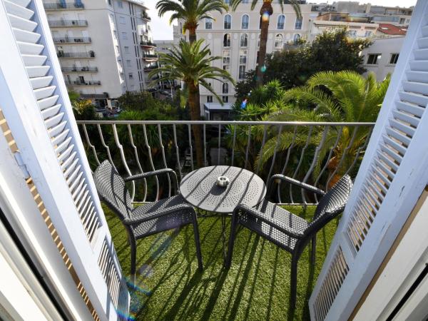 Hôtel de Provence : photo 9 de la chambre chambre double avec balcon - vue sur jardin