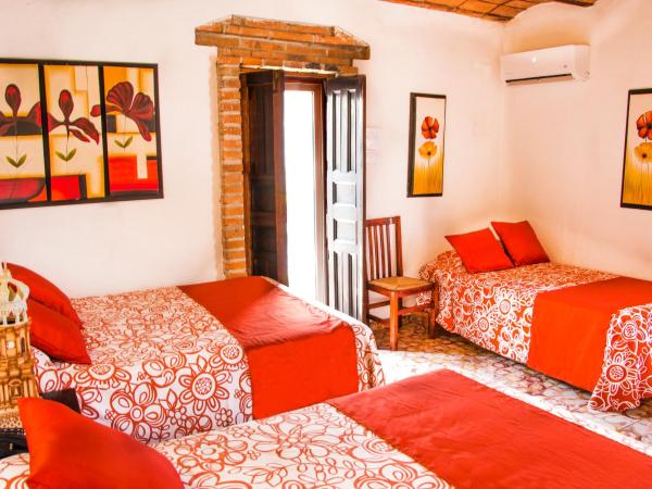 Hotel Posada De Roger : photo 4 de la chambre chambre familiale avec balcon