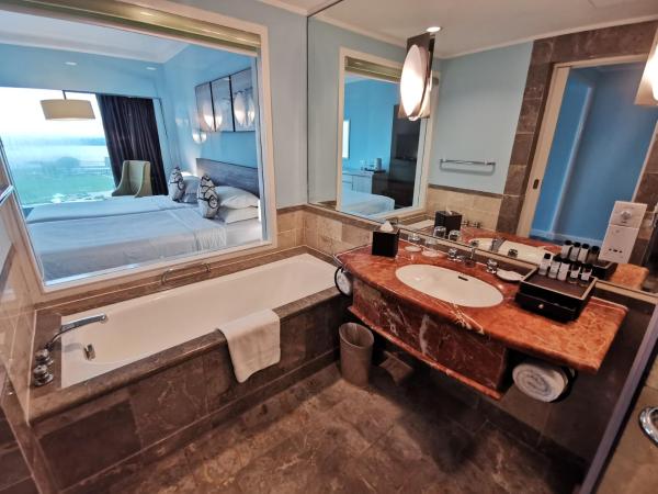 Thistle Johor Bahru : photo 10 de la chambre chambre lits jumeaux de luxe - vue sur mer