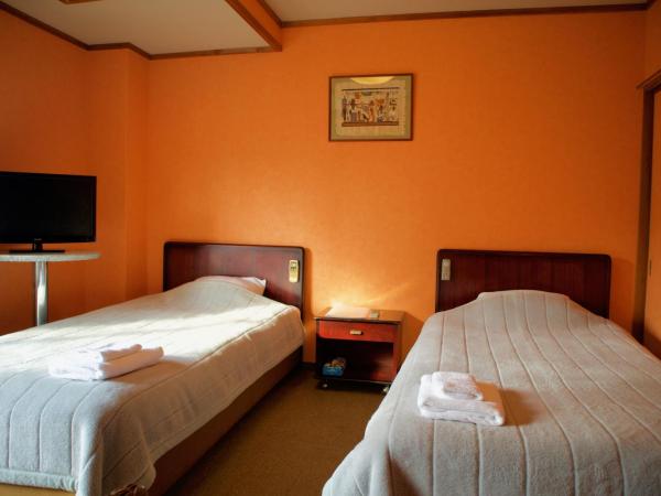 City Pension Tommy Rich Inn Kyoto : photo 4 de la chambre chambre lits jumeaux avec salle de bains commune