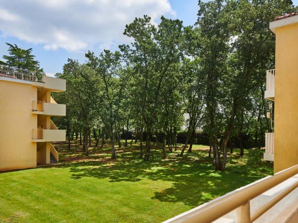 Hotel Aurora Plava Laguna : photo 2 de la chambre chambre supérieure avec balcon - côté parc