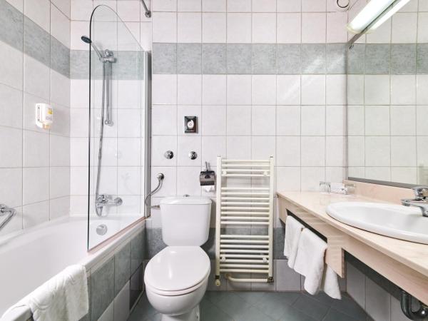 Hotel Aurora Plava Laguna : photo 4 de la chambre chambre familiale classique avec balcon - côté parc