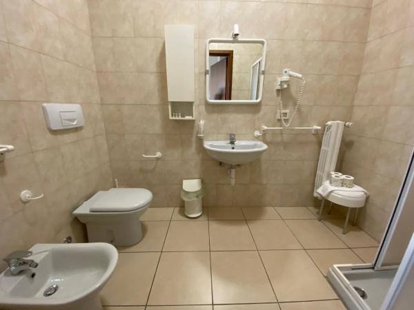 Casa per Ferie Sant'Anna : photo 1 de la chambre chambre quadruple avec salle de bains privative