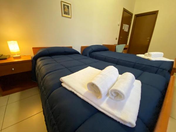 Casa per Ferie Sant'Anna : photo 4 de la chambre chambre triple avec salle de bains privative