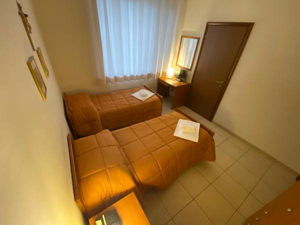 Casa per Ferie Sant'Anna : photo 2 de la chambre chambre lits jumeaux avec salle de bains privative