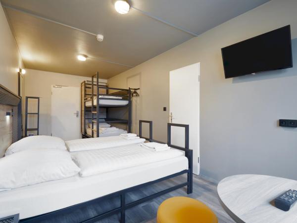 a&o Düsseldorf Hauptbahnhof : photo 2 de la chambre chambre familiale (2 adultes et 2 enfants)