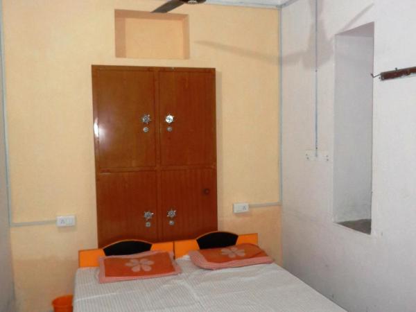 Mohan Villa Guest House : photo 6 de la chambre chambre quadruple Économique avec salle de bains commune