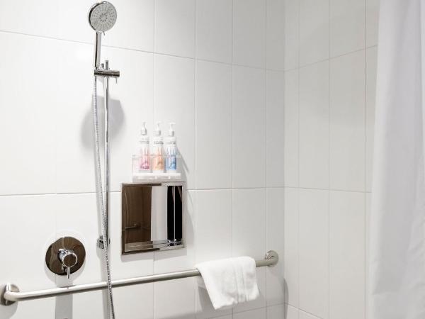 Alt Hotel Saskatoon : photo 2 de la chambre chambre lit queen-size avec canapé-lit