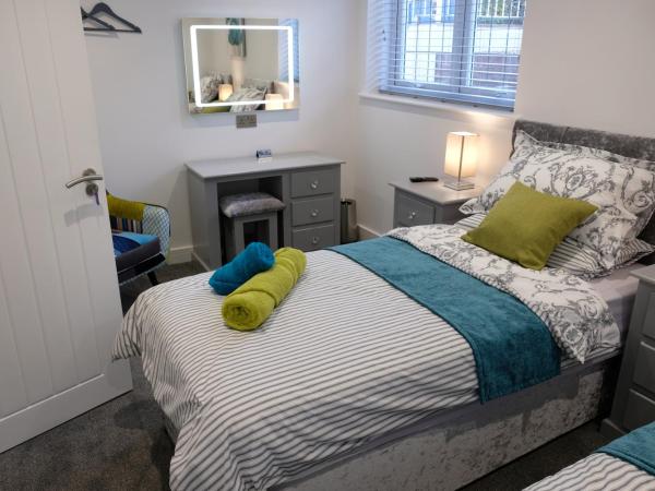 Rosemary House Accommodation-Nr Chew Valley : photo 8 de la chambre chambre familiale avec douche 