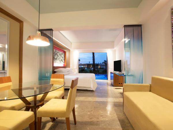 Krystal Grand Los Cabos - All Inclusive : photo 1 de la chambre suite junior lit king-size avec accès direct à la piscine - vue sur jardin