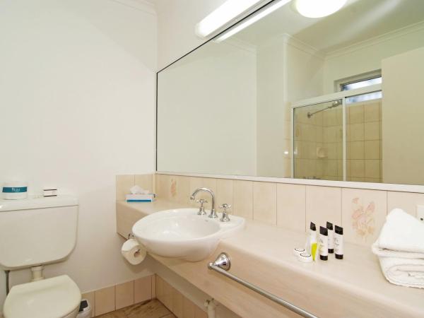 Comfort Inn Cairns City : photo 5 de la chambre chambre supérieure lit queen-size