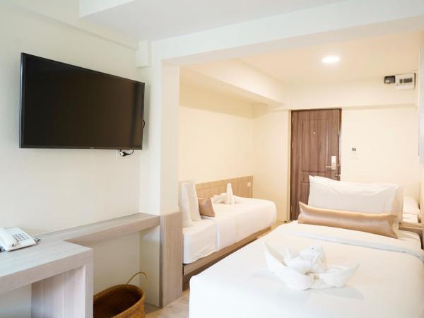 Sawasdee House : photo 3 de la chambre chambre triple de luxe avec fenêtre