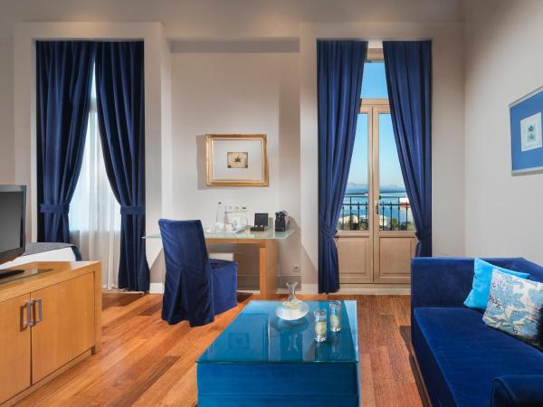 GDM Megaron, Historical Monument Hotel : photo 1 de la chambre suite double junior - vue sur mer