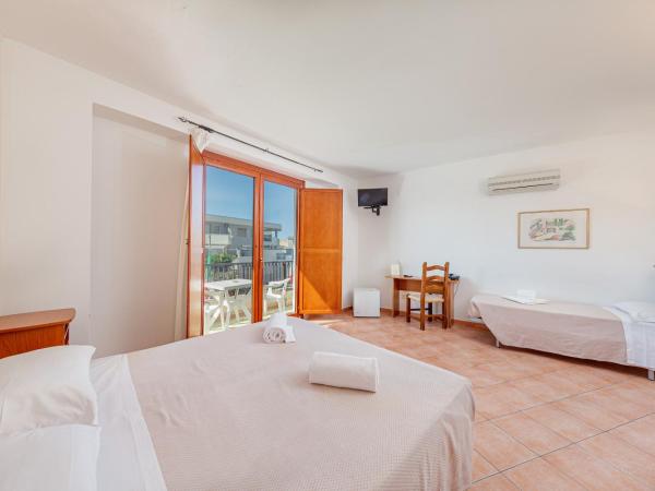 Hotel Villa Piras : photo 1 de la chambre chambre triple classique - vue partielle sur mer
