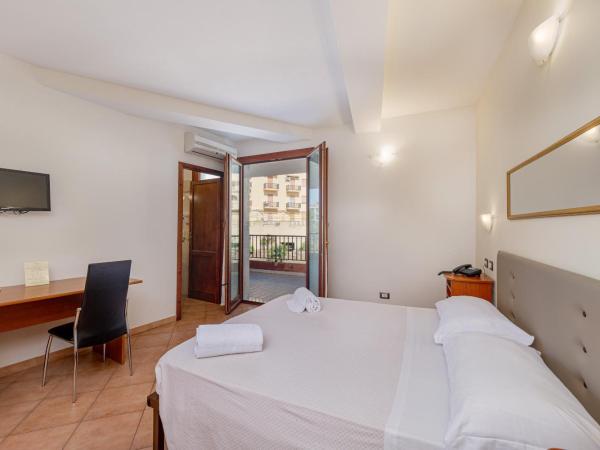 Hotel Villa Piras : photo 4 de la chambre chambre triple classique avec balcon