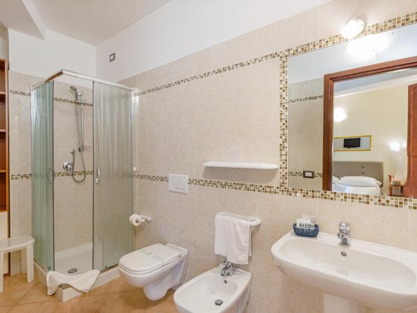 Hotel Villa Piras : photo 5 de la chambre chambre triple classique avec balcon