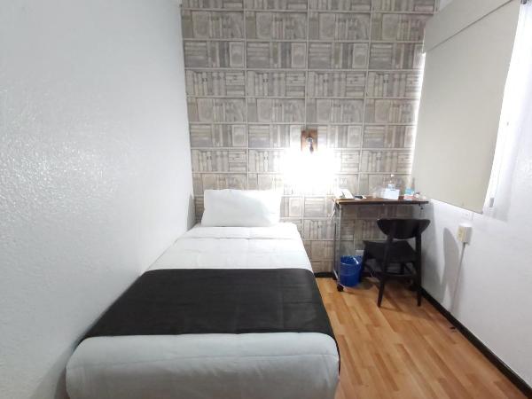 Hi Hotel Impala Queretaro : photo 2 de la chambre très petite chambre simple