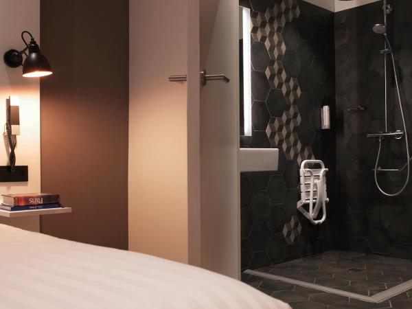 Hôtel Vendome Saint-Germain : photo 4 de la chambre chambre lit king-size avec douche accessible en fauteuil roulant - adaptée aux personnes à mobilité réduite