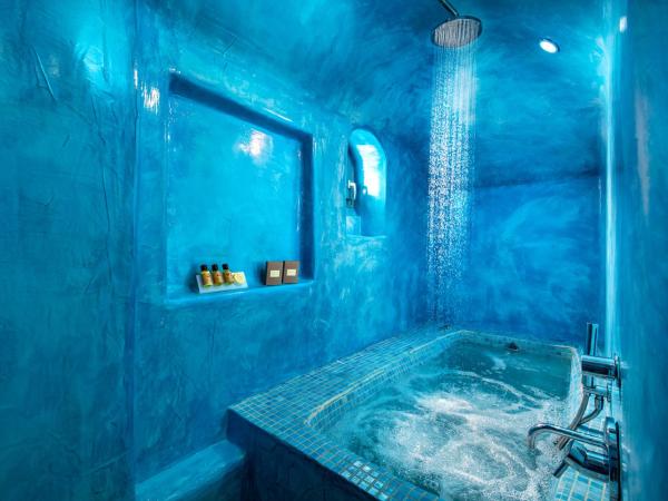 Evgenia Villas & Suites by Calm Collection : photo 4 de la chambre suite avec jacuzzi style cave