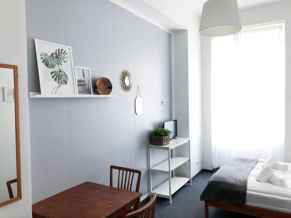 Pension Absolut Berlin : photo 6 de la chambre chambre double avec salle de bains commune