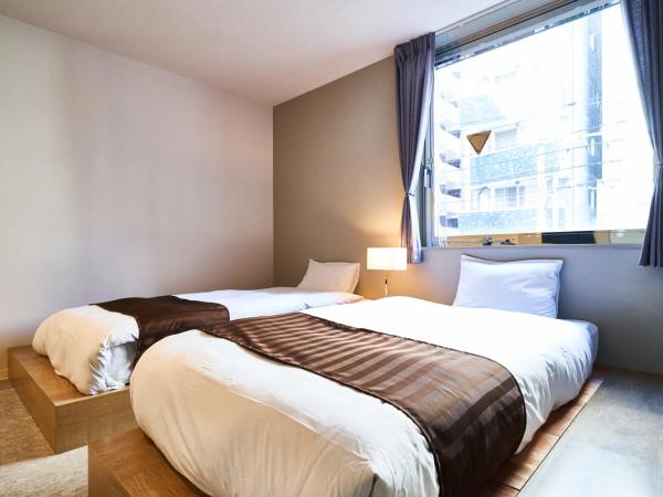 &AND HOSTEL SHINSAIBASHI EAST : photo 2 de la chambre chambre lits jumeaux standard avec salle de bains privative