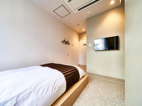 &AND HOSTEL SHINSAIBASHI EAST : photo 4 de la chambre chambre simple standard avec salle de bains privative
