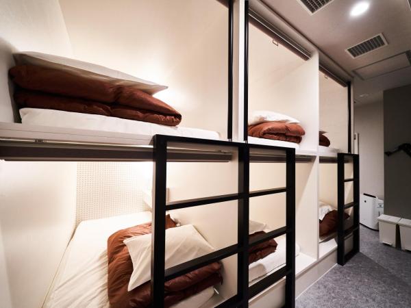 &AND HOSTEL SHINSAIBASHI EAST : photo 2 de la chambre lits superposés dans dortoir masculin