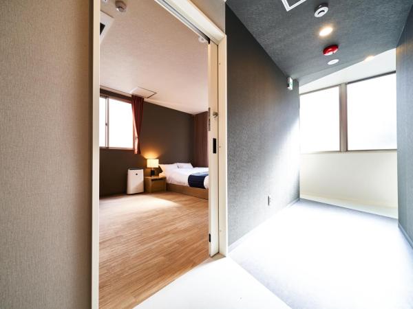 &AND HOSTEL SHINSAIBASHI EAST : photo 4 de la chambre chambre double adaptée aux personnes à mobilité réduite avec salle de bains privative