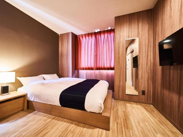 &AND HOSTEL SHINSAIBASHI EAST : photo 3 de la chambre chambre double adaptée aux personnes à mobilité réduite avec salle de bains privative