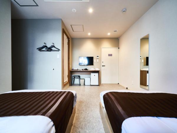 &AND HOSTEL SHINSAIBASHI EAST : photo 3 de la chambre chambre lits jumeaux standard avec salle de bains privative