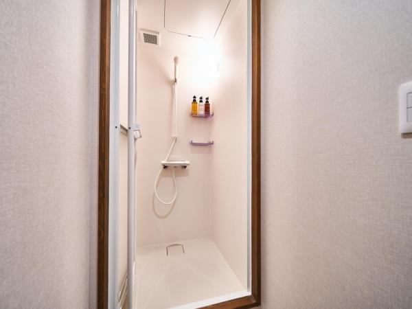 &AND HOSTEL SHINSAIBASHI EAST : photo 4 de la chambre lits superposés dans dortoir masculin