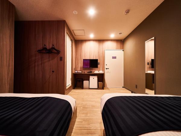 &AND HOSTEL SHINSAIBASHI EAST : photo 3 de la chambre chambre quadruple avec salle de bains privative