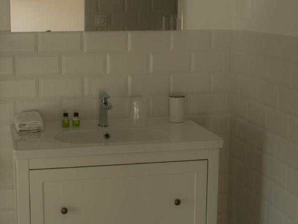 LA CENTENAIRE GRUISSAN - Maison d'Hôte : photo 6 de la chambre chambre double avec salle de bains privative extérieure