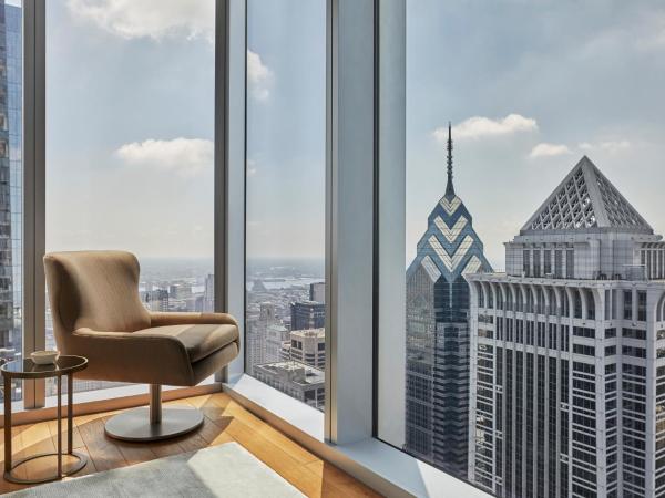 Four Seasons Hotel Philadelphia at Comcast Center : photo 4 de la chambre suite d'angle avec 1 chambre lit king-size – vue sur gratte-ciels