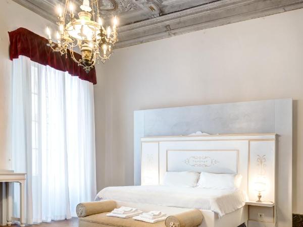 Palazzo D'Oltrarno - Residenza D'Epoca : photo 9 de la chambre chambre lit king-size - vue sur jardin